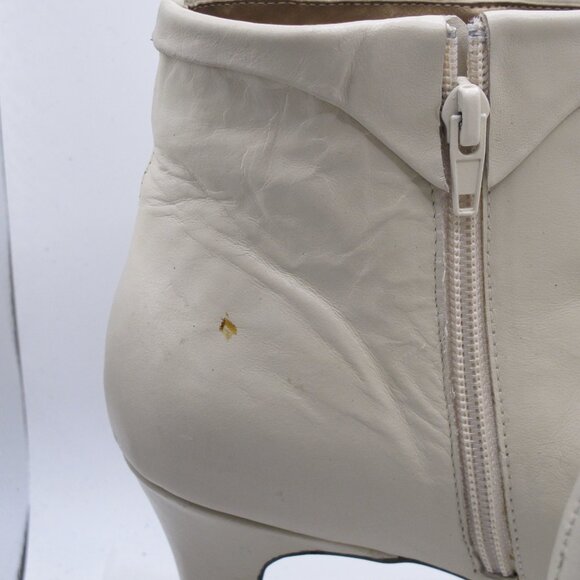 Fresco by Pierre bone ankle boots with gold tassel accent and 2 inch heel 8.5M - Picture 3 of 9